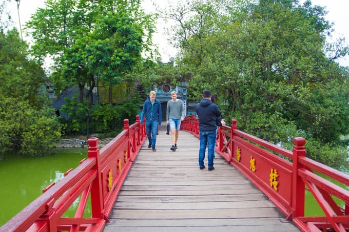 Foreign tourists spend no more than $113 a day in Hanoi: report