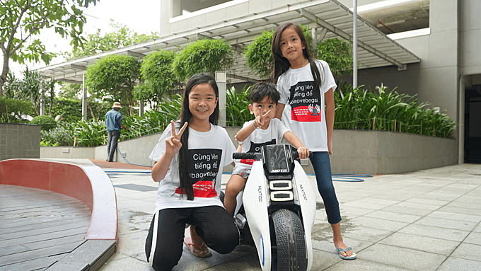 Saigon apartment residents wear T-shirts condemning child molestation