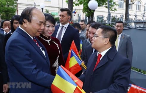 PM Nguyen Xuan Phuc meets overseas Vietnamese in Romania