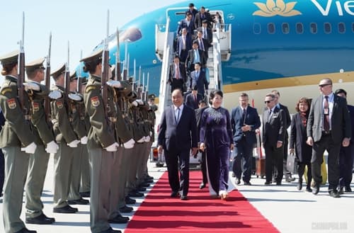 PM begins official visit to Czech Republic
