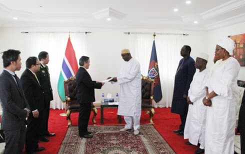 Vietnamese Ambassador presents credentials to Gambian President