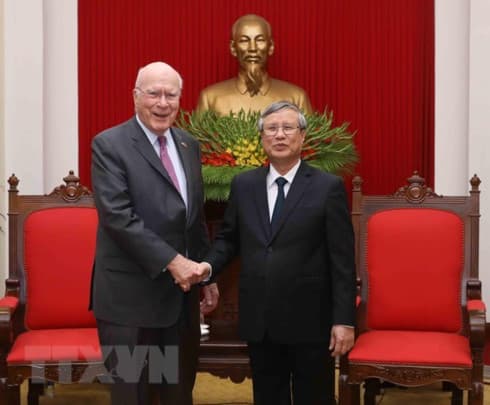 Party official welcomes visit by US senators