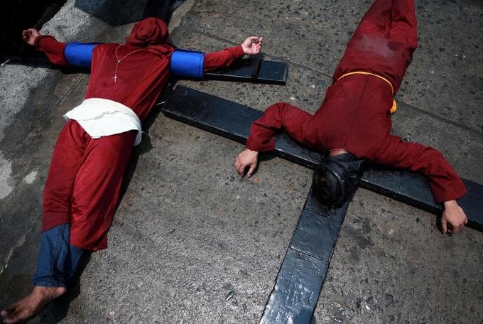 Philippine Catholics lash themselves in penance ahead of Easter