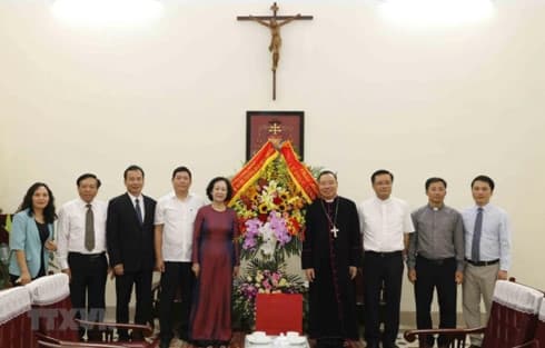 Party official extends Easter greetings to Hanoi Archdiocese