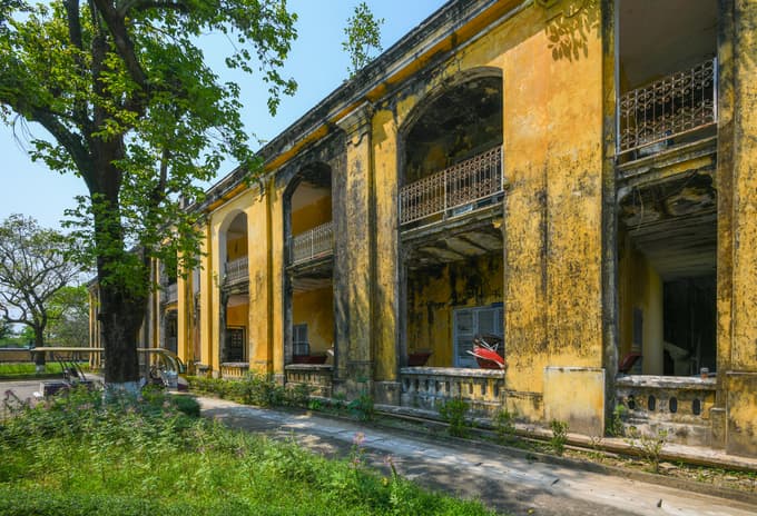 French-style building carries vestiges of the last dynasty