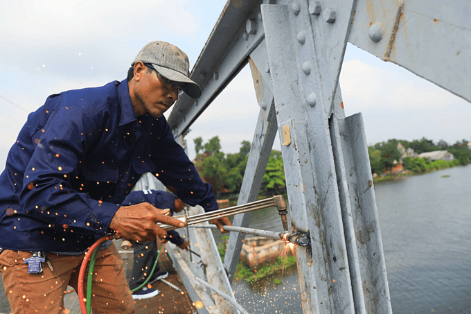Saigon authorities dismantle 100-year-old French bridge