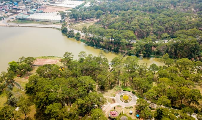 In Da Lat, a lake sighs over Shakespearean tragedies