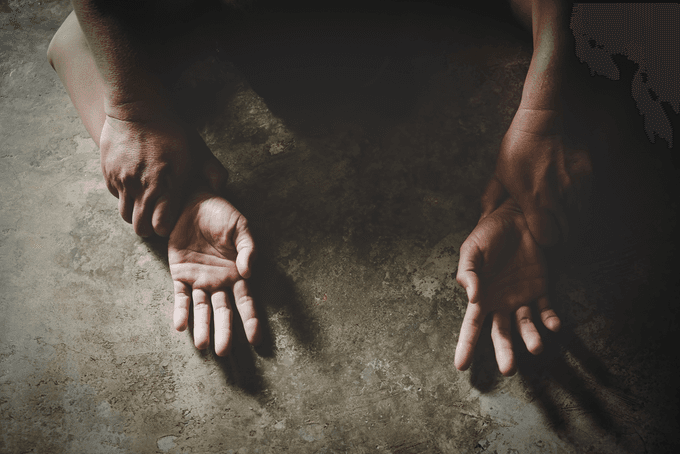 Singapore canes, jails man for robbing, raping Vietnamese woman