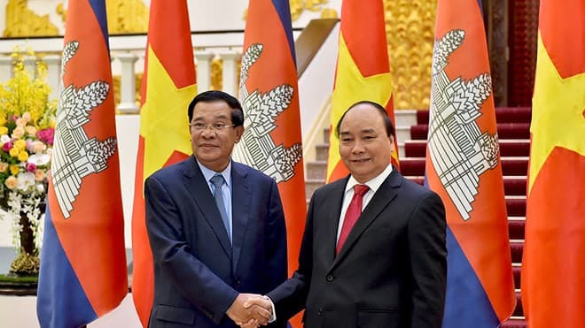 PM Phuc meets with Cambodian counterpart