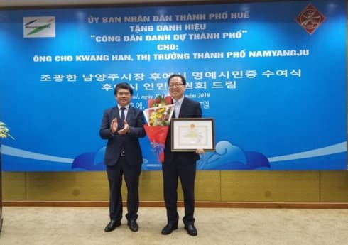 Hue city bestows honorary citizenship upon RoK national