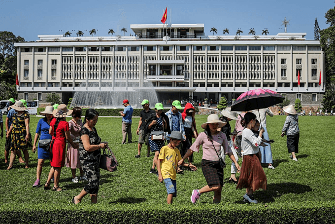 Citizens throng Independence Palace on National Reunification Day