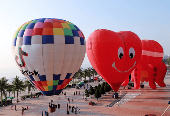 Da Nang coast toasts first hot air balloon show
