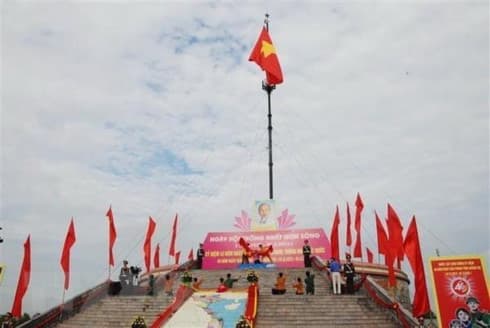 Flag-raising ceremony in Quang Tri marks National Reunification Day