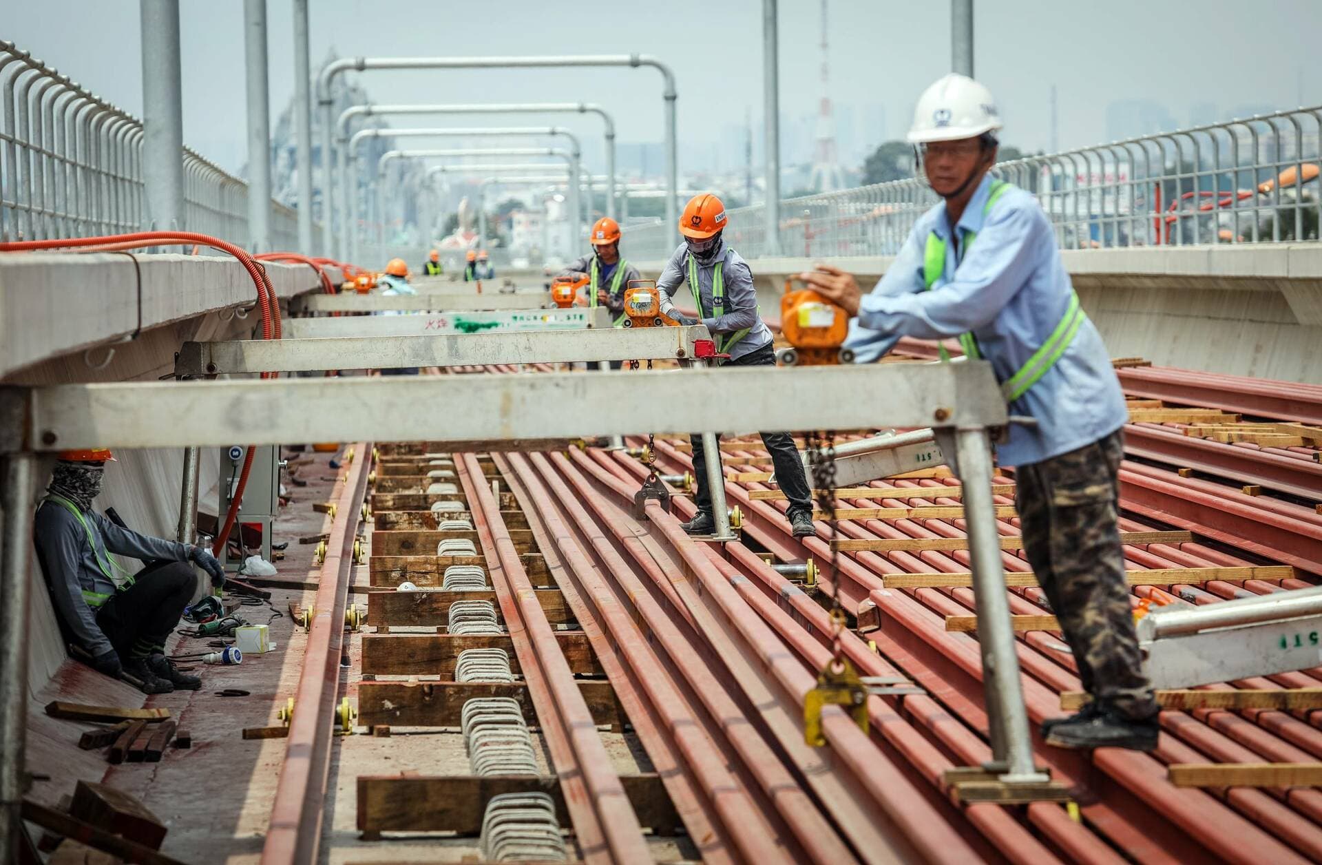 Saigon construction workers adapt to scorching sun