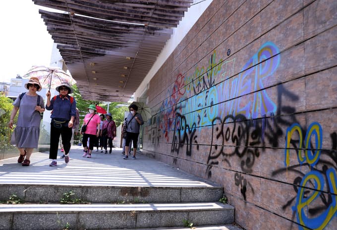 Graffiti deface Da Nang streets, annoy authorities
