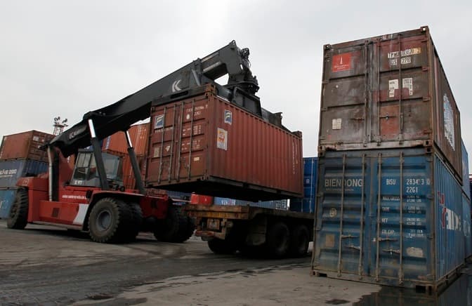 Vietnam sees $700 million trade deficit in April