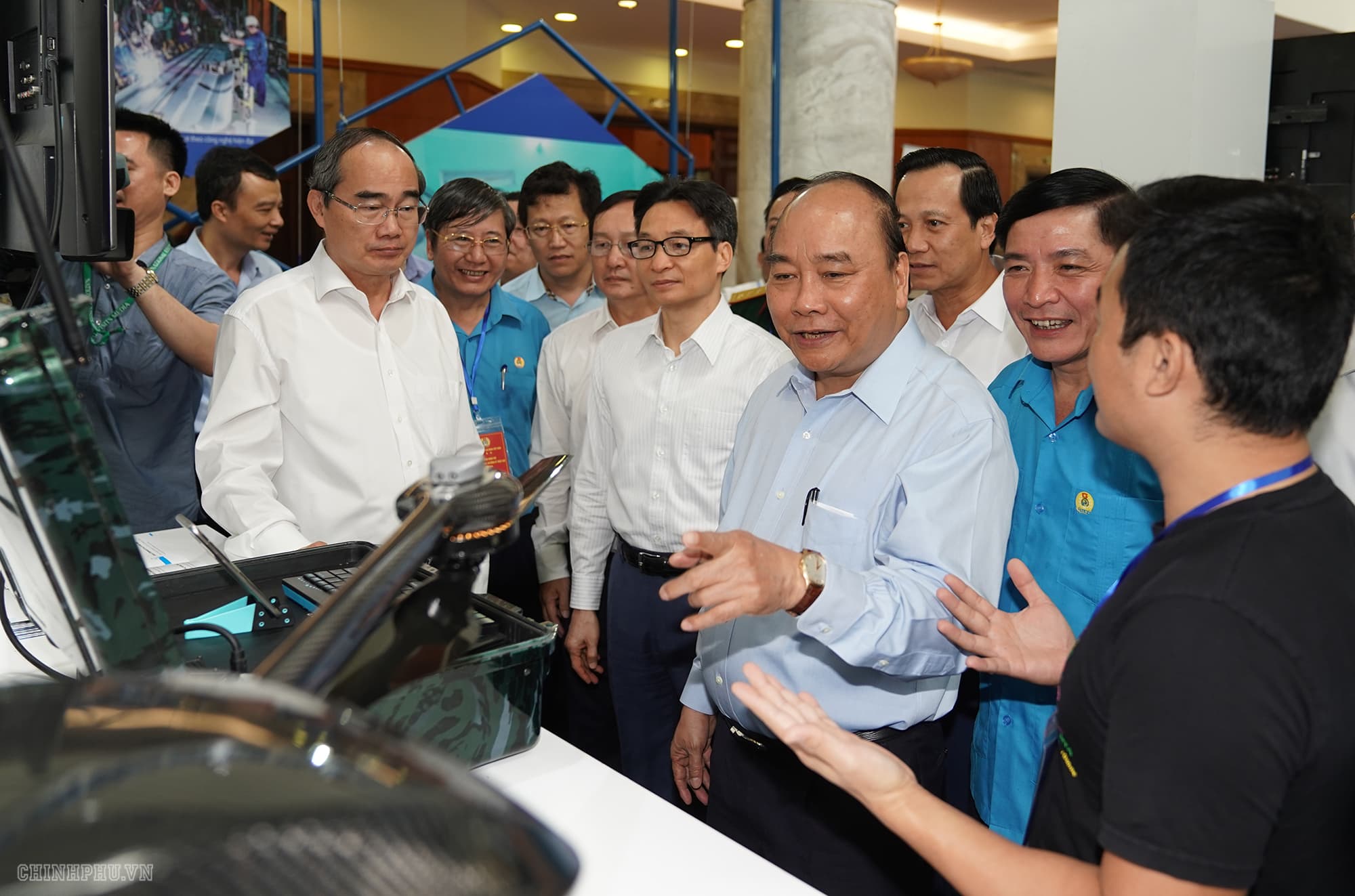 PM chats with 1,000 high-tech workers in Ho Chi Minh City