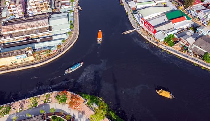 Polluted Mekong Delta river turns black, kills seafood