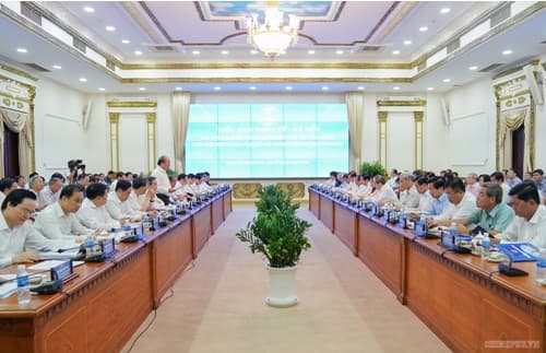 PM chairs working sessions of sub-committee on socio-economic affairs with HCM City