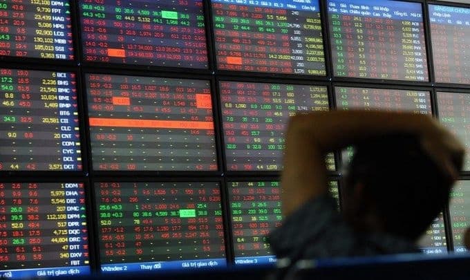Vietnam stock market plunges as 70 percent of stocks close in red