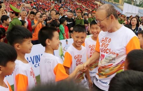 National men’s football coach visits disadvantaged students in Phu Tho