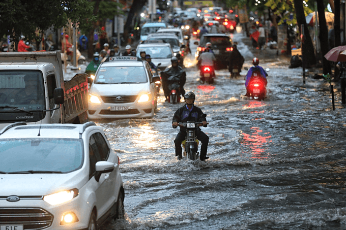 Saigon expat district wallows in flood waters again