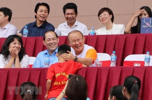 Coach Park Hang-seo meets pupils in Phu Tho province
