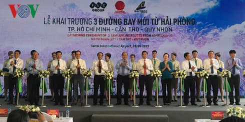 PM Phuc cuts ribbons to open Bamboo Airways’ air routes
