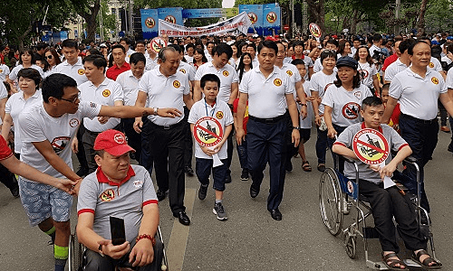 8,000 march in Hanoi against drunk driving