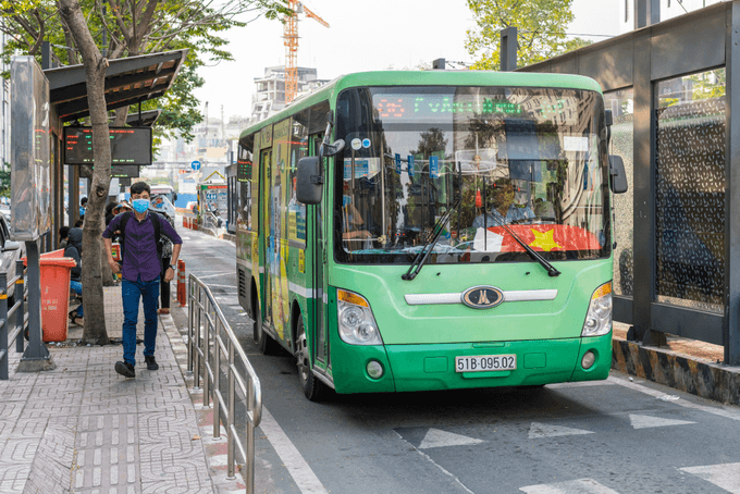 HCMC buses losing passengers to ride-hailing services