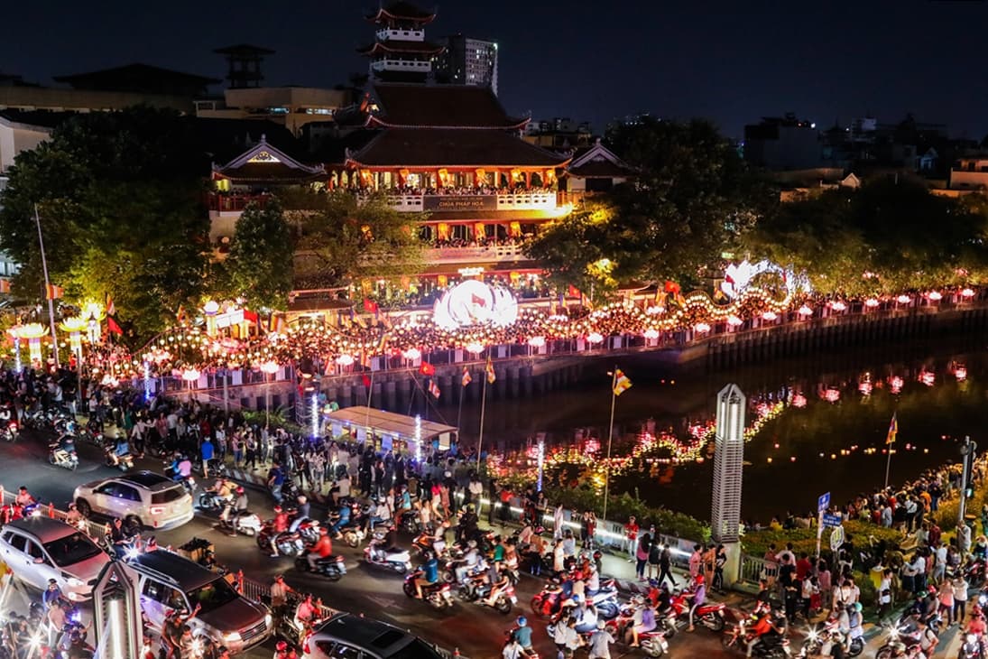 Thousands of lanterns floated in canal as Saigon celebrates Buddhist festival
