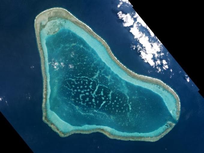 US warship sails in disputed South China Sea amid trade tensions