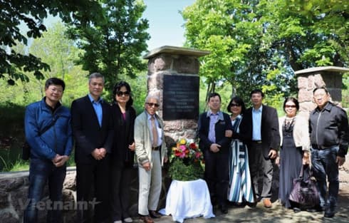Embassy delegation visits President Ho Chi Minh’s monument site