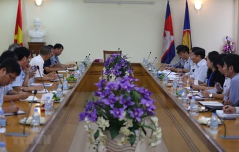 Government officials pay working visit to Cambodia