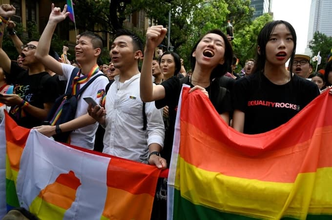 Taiwan holds first gay marriages in historic day for Asia