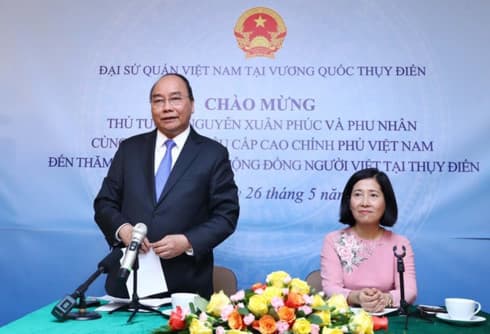 Prime Minister visits Vietnamese embassy staff, expatriates in Sweden