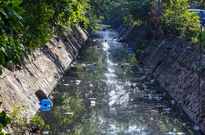 Saigon canal overflows with garbage, awaits cleanup