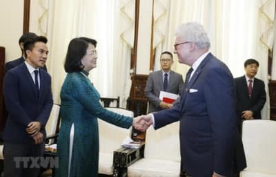 Vice President hosts Australian Governor of Queensland