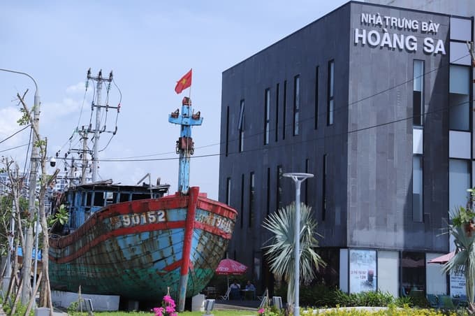 Vietnam displays fishing vessel sunk by Chinese in Paracel