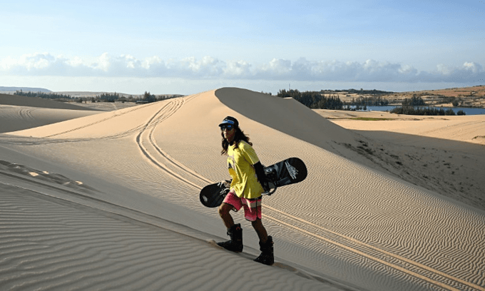 Sandman: The Vietnamese snowboarder training on dunes
