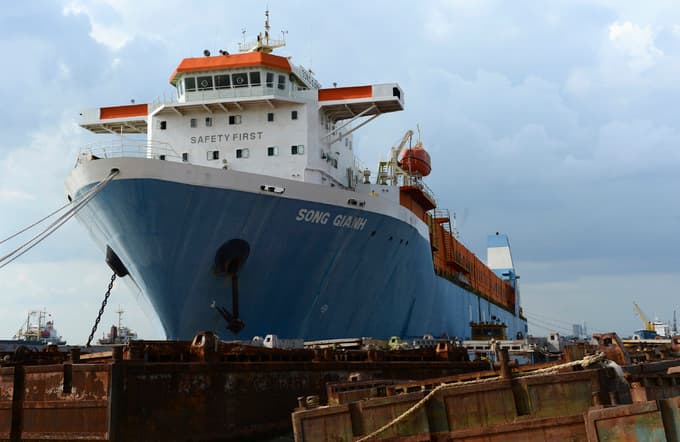 Vinalines buys back illegally sold stake in central port