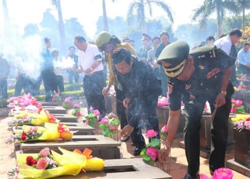 Remains of volunteer Vietnamese soldiers in Cambodia return home