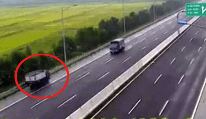 Truck driver fined for driving wrong way on Hanoi expressway