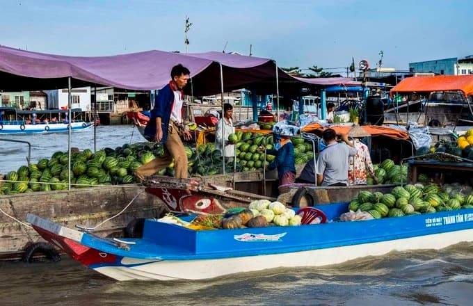 Tottenham owner Lewis charmed by Mekong Delta cuisine