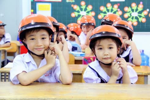Programme encourages children in Yen Bai to wear helmets