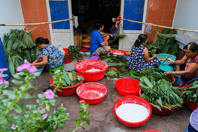 Saigon hamlet makes rice cakes for summer cleansing festival