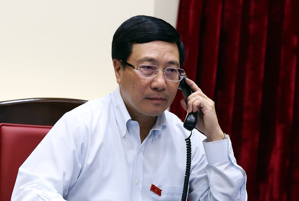 Deputy PM, FM Minh holds phone talks with Singaporean FM
