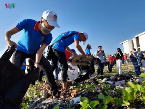 Da Nang takes action in response to sea clean-up campaign
