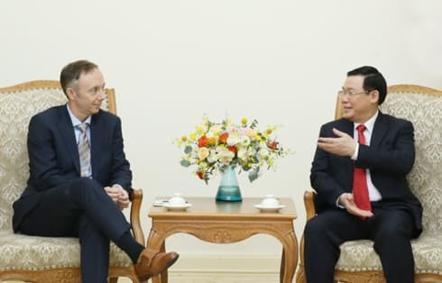 Deputy PM Vuong Dinh Hue receives Nike Vice Chairman