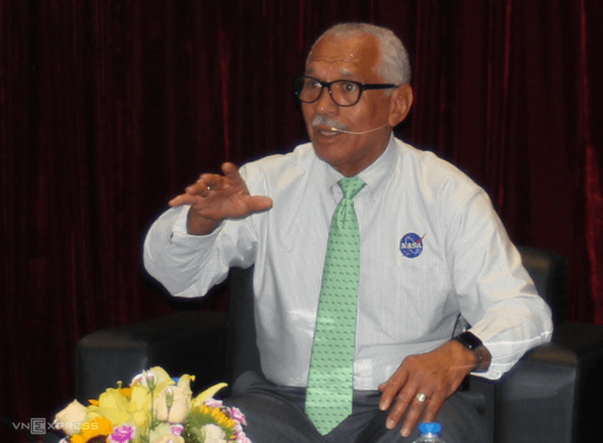 Former NASA chief sells space dreams to Vietnamese youth